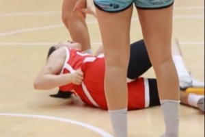 遭對手墊屁股的動作受傷離場！U19女籃球員李雨汧傷勢并無大礙