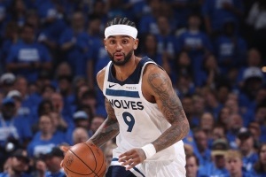 美記：要關(guān)注老鷹用2500萬交易特例追逐亞歷山大-沃克這樣的球員