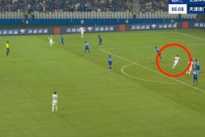 于指導(dǎo)戰(zhàn)術(shù)??外援中衛(wèi)客串踢前鋒，正牌中鋒謝維軍繼續(xù)客串中衛(wèi)