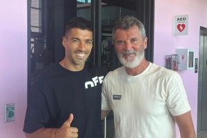 羅伊-基恩造訪邁阿密國際，與蘇亞雷斯、布斯克茨、阿爾巴合影