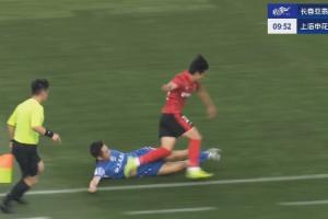 陳晉一回追鏟翻玄智健，裁判未出示黃牌引得亞泰將帥非常不滿(mǎn)