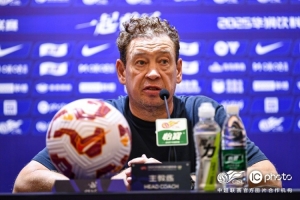 斯盧茨基：今天上半場(chǎng)前半段，我們對(duì)對(duì)手的高位逼搶有些不太適應(yīng)