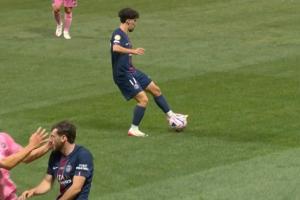 韋甘特?fù)糁蠯77面部！后者痛苦倒地但裁判未作判罰