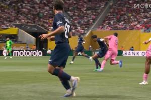 有動作！蘇亞雷斯背后放倒馬爾基尼奧斯，裁判未作判罰