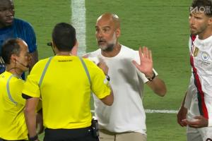 補(bǔ)時(shí)最后時(shí)刻多庫(kù)1v2倒地，瓜帥沖進(jìn)場(chǎng)內(nèi)向裁判表達(dá)不滿