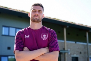 官方：斯圖加特前鋒布魯恩-拉爾森轉會伯恩利，簽訂四年合約