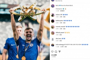 出戰(zhàn)5場打進(jìn)1球！霍爾社媒曬捧杯照：冠軍！將世界染成藍(lán)色