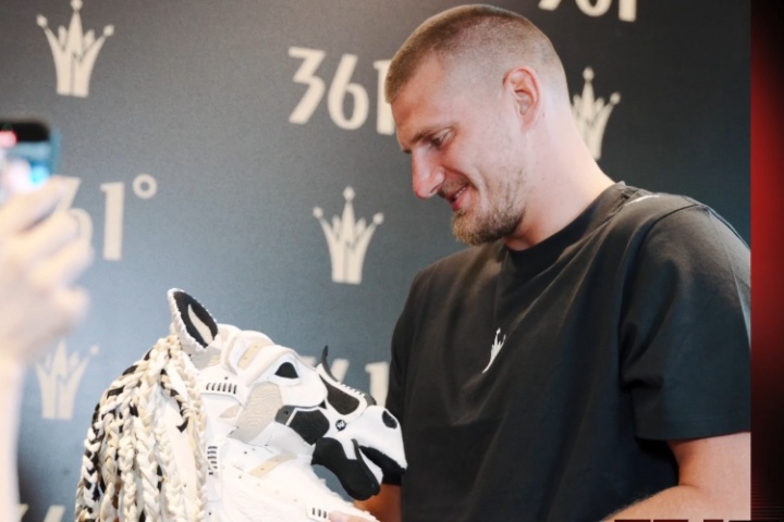 獲贈(zèng)“馬鞋”??約基奇中國行佛山站花絮 下一站深圳！