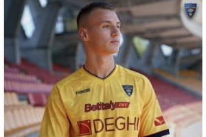 米蘭外租小將卡馬達首發(fā)踢中鋒&半場戴帽，萊切熱身賽11-0大勝