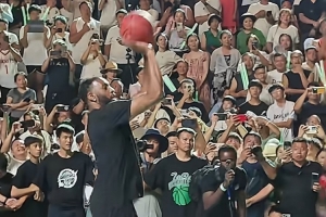 老熟人！麥迪中國行現身貴州村BA賽場 三分無死角連續(xù)命中