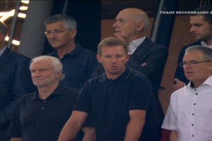 德超杯決賽拜仁vs斯圖加特，德國國家隊主帥納格爾斯曼現(xiàn)場觀戰(zhàn)