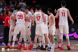 媒體人：低谷中的中國(guó)男籃 用決絕方式撥開(kāi)烏云 讓那絲亮光透進(jìn)來(lái)