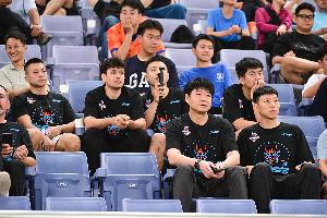 山東男籃主帥邱彪&助教李敬宇現(xiàn)場觀戰(zhàn)山東泰山VS青島西海岸