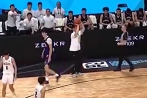許熙桐把球傳給場(chǎng)邊的教練陳磊 后者接球怒砸地+做出投籃動(dòng)作