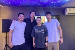 趙繼偉曬與張鎮(zhèn)麟&劉雁宇&趙率舟等合照：珍惜眼前 祝健康&順利