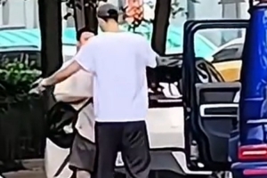 再見(jiàn)就是對(duì)手了！近日有球迷拍到 張鎮(zhèn)麟與趙繼偉在街頭擁抱告別