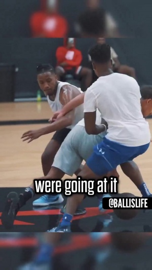 場(chǎng)上對(duì)手場(chǎng)下朋友！特雷-楊和小丹尼斯-史密斯對(duì)練 嘗試勉扣失敗