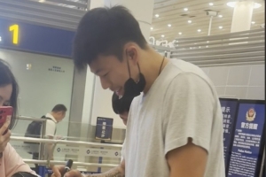 張鎮(zhèn)麟落地上海浦東機(jī)場(chǎng)與球隊(duì)會(huì)和 面帶笑容給球迷的球衣簽名