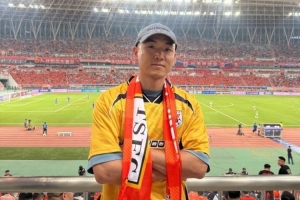 高詩巖現(xiàn)場觀看中超京魯大戰(zhàn)：人生中第一次 現(xiàn)場氣氛真棒！