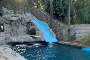 林書豪曬泳池雜耍投籃：雖然退役了 但還是射手！