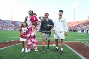 回母?？辞?！特雷-楊&希爾德&費(fèi)爾斯返?？撮蠙烨虮荣? >
                                        </div>
                                    </div>
                                                                        <div   id=