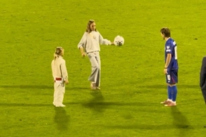 溫馨時刻！莫德里奇賽后與兩個女兒在場上踢球