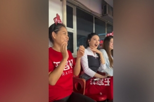 體驗“蘇超”，演員張雨綺現(xiàn)場為常州隊加油助威