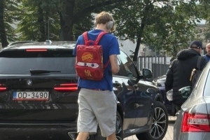 背上我心愛(ài)的小書(shū)包！賽前穆里寧背著一個(gè)卡通小書(shū)包前往球館