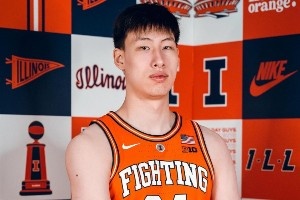 郇斯楠曬伊利諾伊大學(xué)訪校定妝照：很開(kāi)心能帶上國(guó)旗拍照