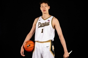 要被瘋搶了！媒體人：晚上快12點(diǎn) 普度大學(xué)教練組依然在等郇斯楠