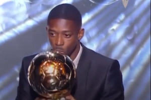 金球獎(jiǎng)社媒曬歷屆獲獎(jiǎng)?wù)咭曨l：登貝萊首奪金球，梅西8次C羅5次