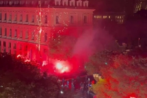 今個(gè)真高興！巴黎球迷燃放煙花慶祝登貝萊斬獲金球獎(jiǎng)