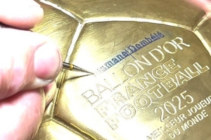 至高榮譽(yù)！金球獎(jiǎng)官方發(fā)布在獎(jiǎng)杯上銘刻登貝萊名字視頻