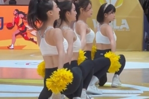 媒體人曬亞洲大學(xué)生籃球聯(lián)賽啦啦隊(duì)視頻：假期最后1天 清一下庫存