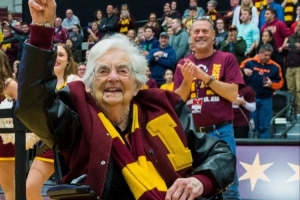 106歲校隊頭號粉絲去世！因擔任洛約拉校隊官方牧師而全美出名