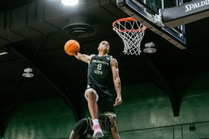 這四扣什么水平？奧尼爾二兒子沙基爾拿到校隊扣籃大賽冠軍！