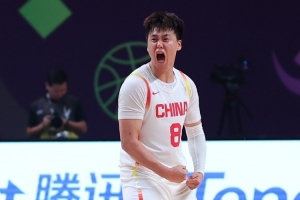 趙睿：這一批中國男籃是互相幫助的 這是個很好的氛圍