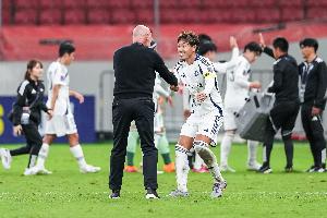 町田澤維亞隊(duì)長昌子源：因?yàn)槭强蛨霰荣?，本以為會陷入苦?zhàn)