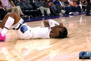 扒拉完就跑！海斯-戴維斯?fàn)幥虼虻侥m特眼睛