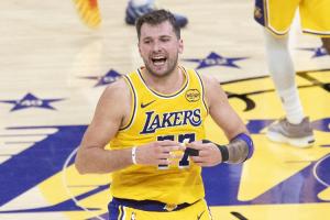 東契奇連續(xù)三場砍下40+！解說：看來確實(shí)得減肥啊