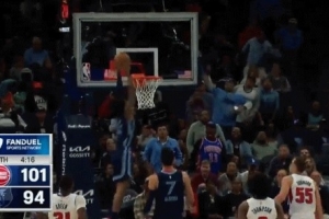 騰空而起！莫蘭特和威廉姆斯打出“撞墻配合”后完成空接暴扣