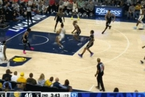 風馳電掣！本·謝潑德持球突破 連續(xù)過掉防守閃電上籃打中