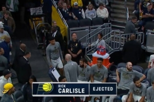 大發(fā)雷霆！步行者界外球被改判給籃網(wǎng) 卡萊爾怒噴裁判被驅(qū)逐