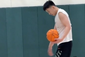 王俊杰晚上10點還在舊金山大學籃球館加練 最后1組三分球彈無虛發(fā)