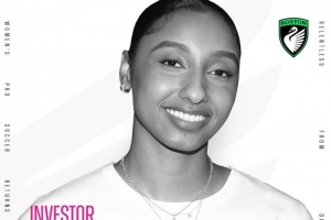 上大學就已經(jīng)當時投資人！朱朱-沃特金斯投資美女職足球隊！