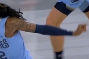 侮辱性極強！莫蘭特被打強吃拉塞爾得分 隨后比“你太小了”手勢