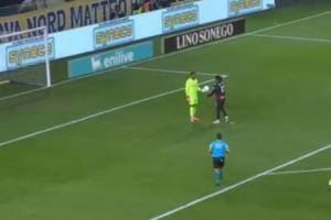 心理戰(zhàn)無(wú)效！萊奧罰點(diǎn)前鈴木彩艷讓他踢自己右邊，萊奧照做并罰進(jìn)