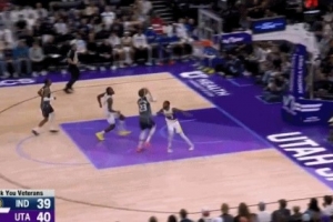 輕敵了吧！馬爾卡寧反擊起三步試圖上籃 內(nèi)史密斯追防釘板大帽