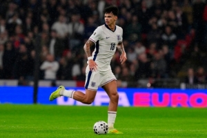 TA：奧賴?yán)驌?dān)任英格蘭主力；球隊終于找到中場組織核心：安德森