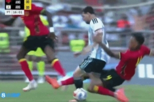 友誼賽這強度？梅西遭安哥拉球員背后剪刀腳，阿爾馬達眉骨被打破